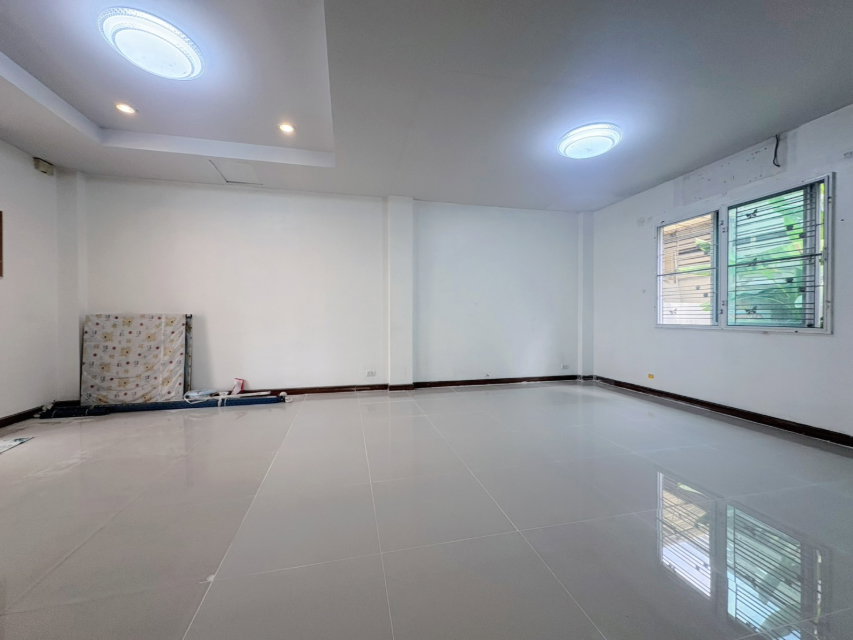 รูป เจ้าของขายเอง! ทาวน์โฮม 3 ชั้น พร้อมอยู่ ทำเลพระราม 5 - นครอินทร์ บ้านใหญ่ 3 ชั้น 5 ห้องนอน ราคา 2.99 ล้าน - รูปที่ 5/39