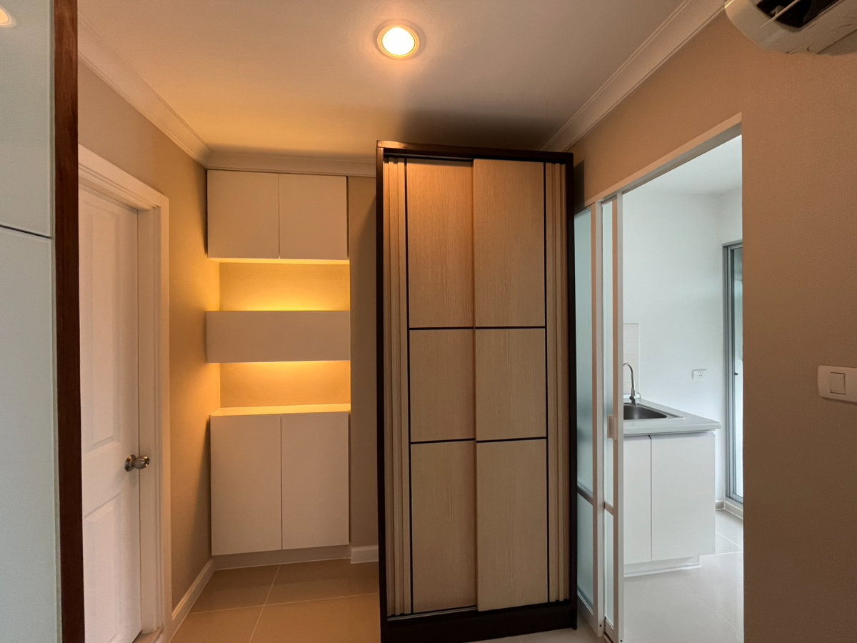 รูป 🔥 Lumpini Place Rama 9 - Ratchada | Rare Unit ห้องใหญ่ 37.5 ตร.ม. แต่ง Built-in ใหม่ ชั้นสูงวิวสวย New CBD พระราม 9 เพียง 2.99 ล้าน - รูปที่ 9/15