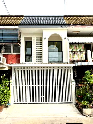 Townhouses for sale The Crystal : FOR SALE  TOWNHOUSE PROPERTY  4140000 BAHT.