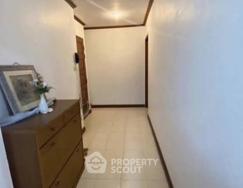 picture 2-BR Condo at Aree Place Sukhumvit 26 near BTS Phrom Phong (ID 2898256) - 3/9