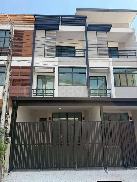 รูป ขายทาวน์โฮม 3 ชั้น ซิกเนเจอร์ ถนนวัชรพล ทำเลดีเยี่ยม ใกล้ทางด่วน เนื้อที่ 17 ตรว 3นอน 3น้ำ บ้านหันทิศเหนือ - รูปที่ 1/8
