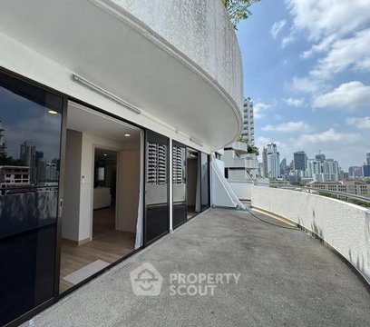 2-BR Condo at Supalai Place Sukhumvit 39 near BTS Phrom Phong (ID 2901765)