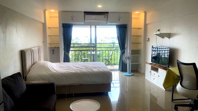 Condos for rent 700 Year Sports Arena Chiang Mai : Chomdoi Condominium, Building 2, 11th floor, Maya Mall view.