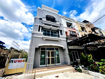 Townhouses for sale Bangkok : 3-story home office for sale, corner unit, at Prinlak Wongwaen-Sathorn Village. Prime location on Kanchanaphisek Road.