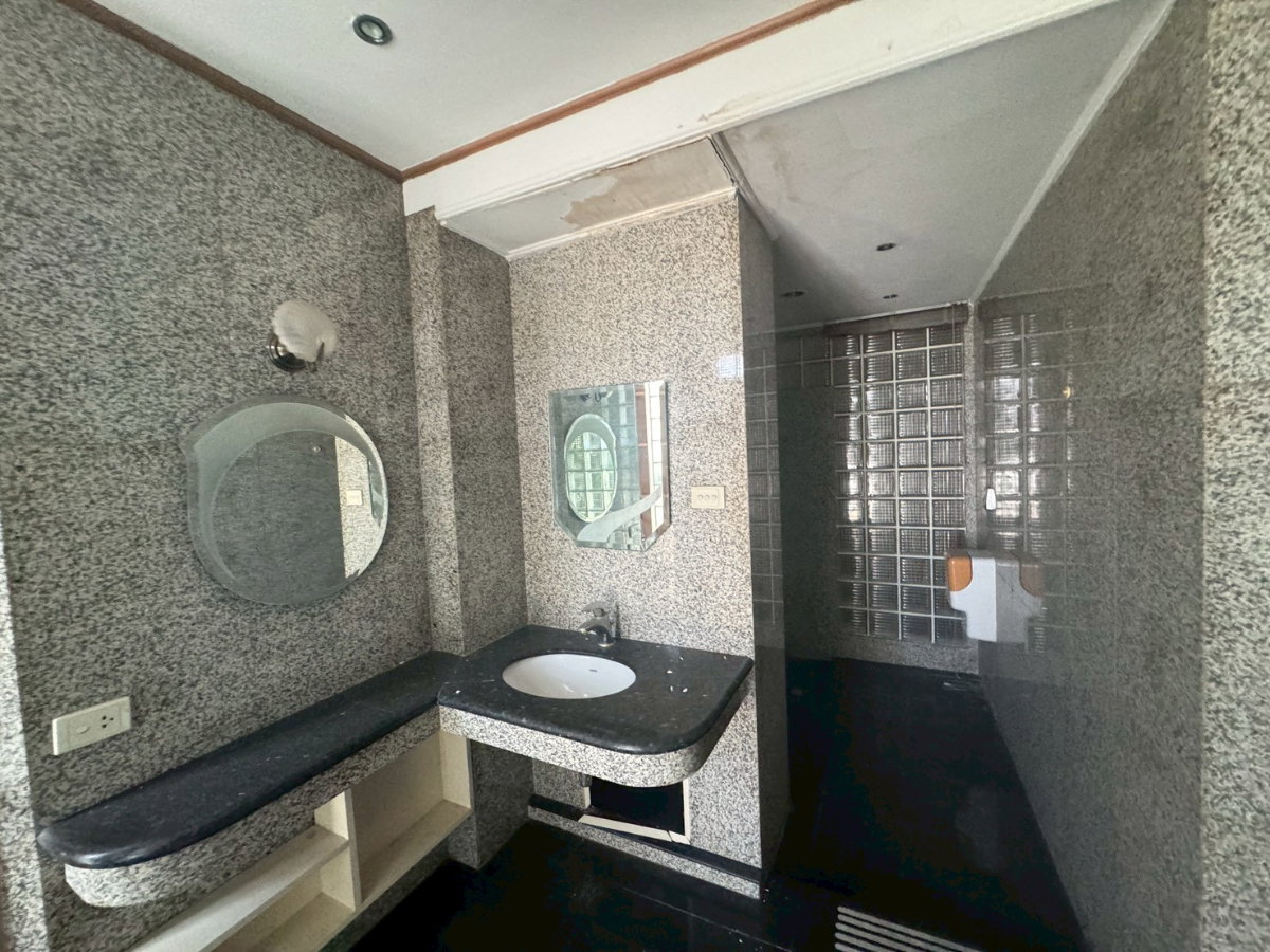 รูป บ้านให้เช่าทำธุรกิจย่านทองหล่อ ** NO CO-AGENT ** - รูปที่ 5/7