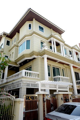 Twin houses for sale Sangkhom Songkhro Road : Hometown 4 floors Pracha Uthit23 Huaykwang Area 50sqm