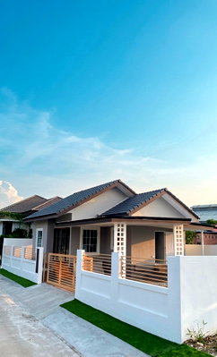 บ้านเดี่ยว เขตส่งเสริมอุตสาหกรรมนวนคร นครราชสีมา : ขายบ้านเดี่ยวชั้นเดียว 50 ตร.ว. หมู่บ้านญาติเจริญ อ.สูงเนิน สร้างใหม่ พร้อมอยู่ นครราชสีมา