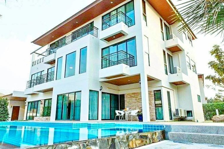 4ปีมีครั้ง สนามกอล์ฟ กรุงเทพกรีฑา 800ม. คฤหาสน์ 3ชั้น Pool Villa เฟอร์ครบ 6นอน 6 น้ำ ม.นานาชาติแสตมฟอร์ด 250ม. 200ตร.วา. 650ตร.ม. พระราม 9