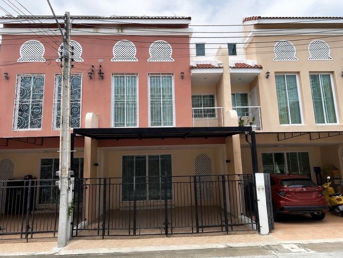 3-story townhome for rent in Villa Maroc Bangsaen project.