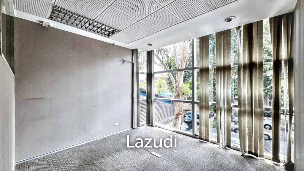picture Ultra Luxury Bangkok Office Space on Ekamai Road - 11/19