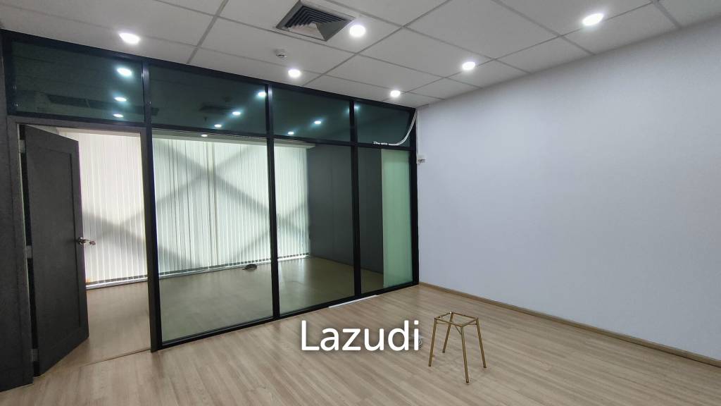 picture Partially Fitted Office Space for rent in Asoke - 1/5