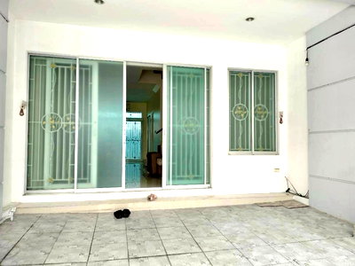 เช่าทาวน์โฮม วิทยาลัยพณิชยการบางนา : ให้เช่า Townhome 3 ชั้น Baan Klang Muang Urbanion Srinakarin  ทำเลศรีนครินทร์ ใกล้รถไฟฟ้าและห้างใหญ่ เดินทางสะดวก