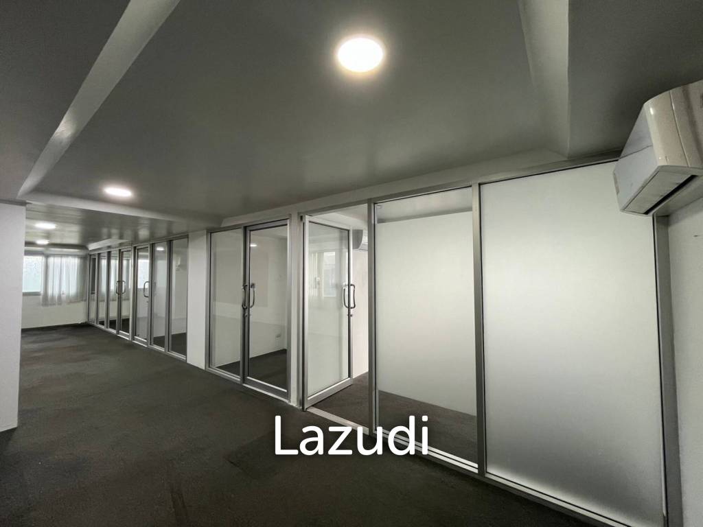 picture Modern Office Space in Sathon Near BTS Chong-Nonsi - 2/8