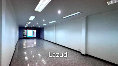 เช่าสำนักงาน วิทยาลัยอาชีวศึกษาเอี่ยมละออ : 30 sqm Office for Rent in Khlong Toei Bangkok