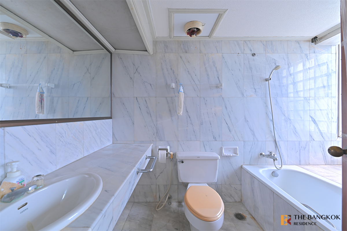 picture Pleonchit Terrace High-potential Location, Not as Expensive as You Think near BTS Phloen Chit - 10/10