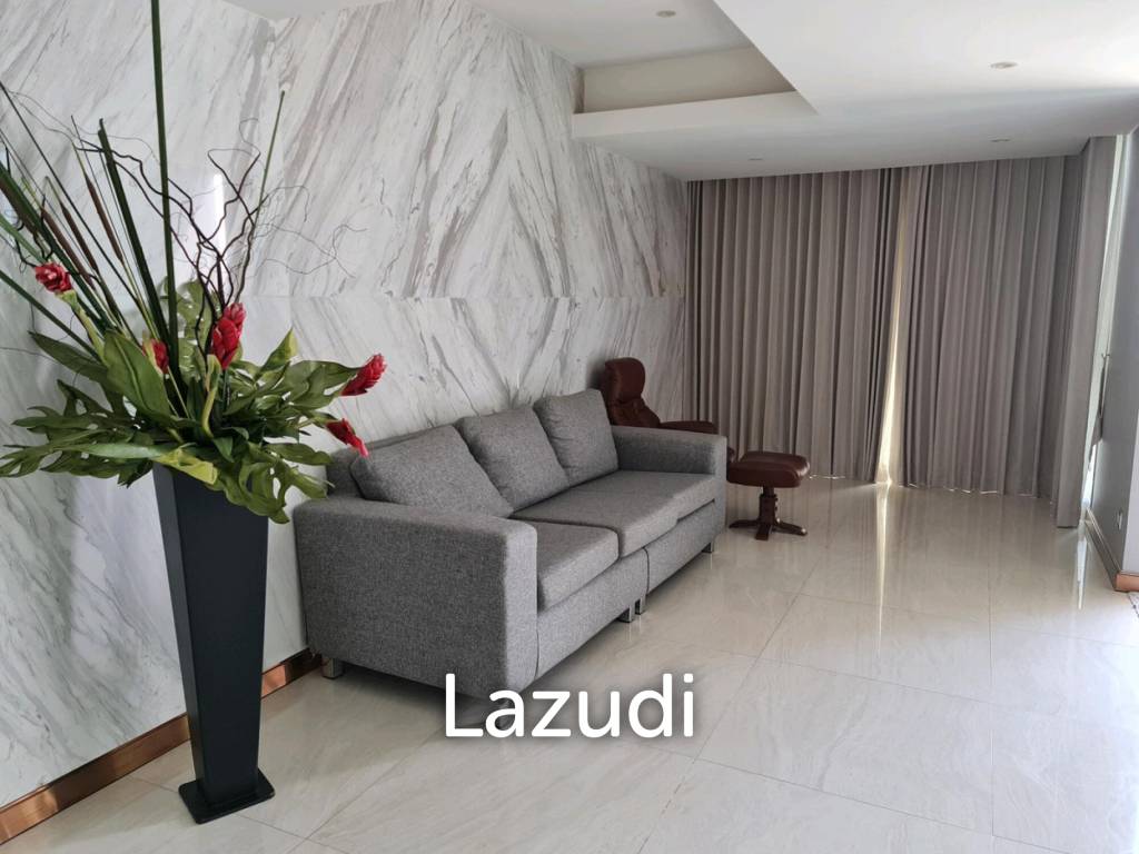รูป 238 sqm duplex condo on 30th floor in Khlong Tan Nuea Bangkok - รูปที่ 2/12