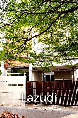 Houses for rent Big C Super Center Ekkamai : 3 Bed 3 Bath 300 SQ.M House in sukhumvit 49