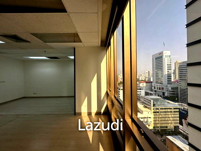 Office for rent Lumpini Park : 70 sqm bright office for rent at 253 Asoke Building Khlong Toei Nuea Bangkok