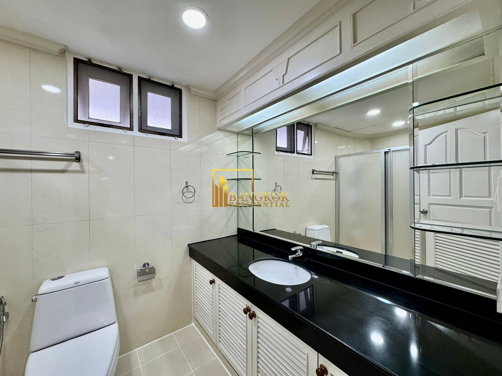 รูป Enormous 4 Bedroom Apartment Located in Phrom Phong Area - BR0765AP - รูปที่ 34/58