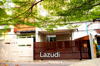 Houses for rent Big C Super Center Ekkamai : 3 Bed 3 Bath 320 SQ.M House in Sukhumvit 49/14