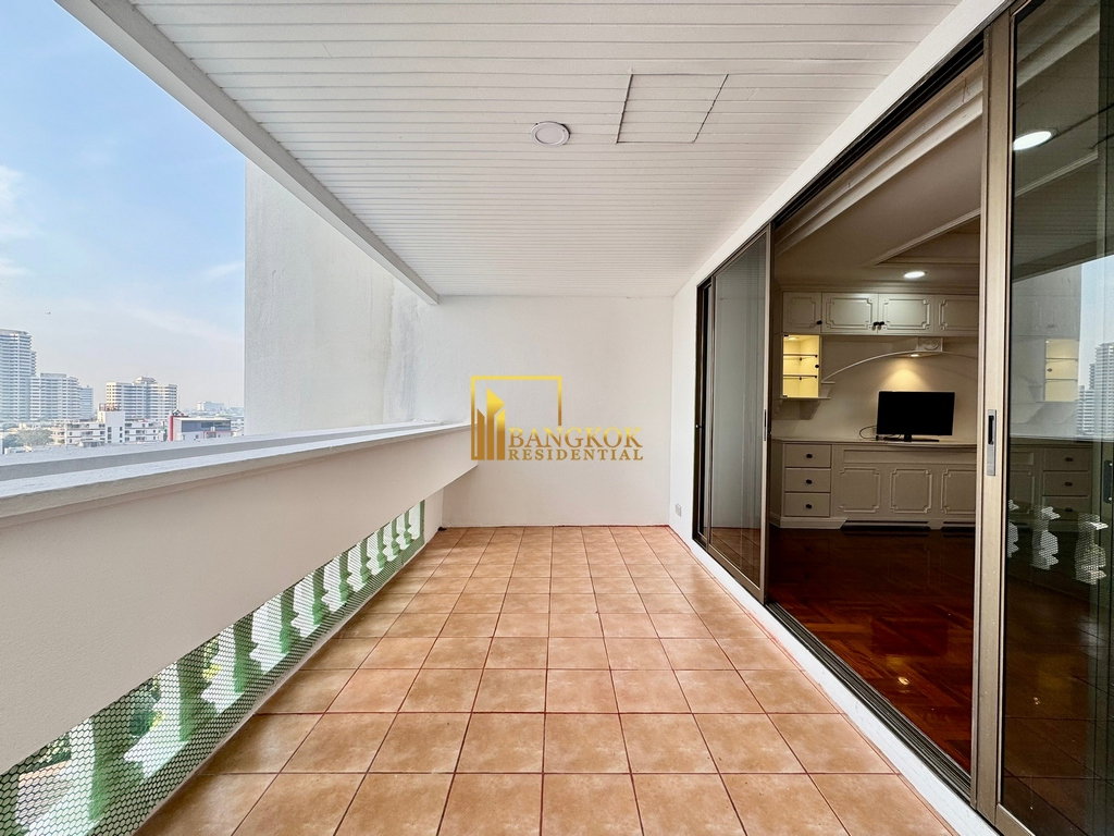 รูป Enormous 4 Bedroom Apartment Located in Phrom Phong Area - BR0765AP - รูปที่ 3/58