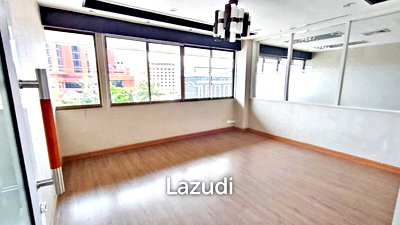 เช่าสำนักงาน รร.รักษาดินแดน ศูนย์การนักศึกษาวิชาทหาร : Luxurious Office Space in Tossapon Building, Bangkok