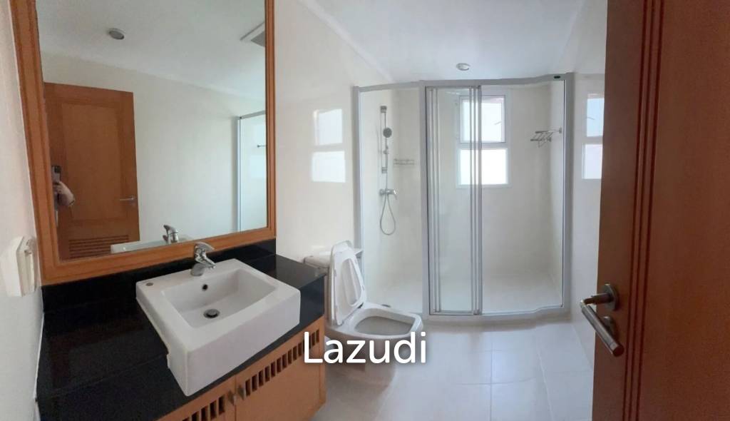 รูป Spacious 580 sqm 4-Bed Apartment on 16th Floor at GM Height Khlong Toei Bangkok - รูปที่ 12/13