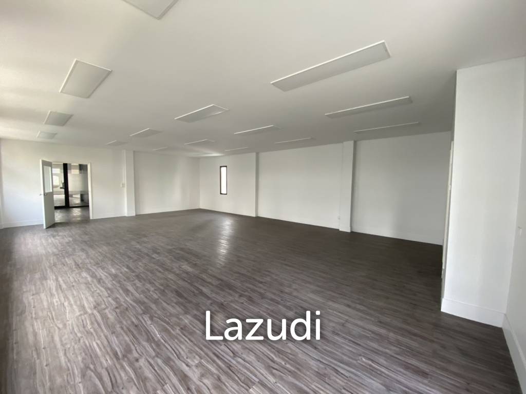 รูป Spacious Modern Office in Bang Rak Bangkok - รูปที่ 2/6