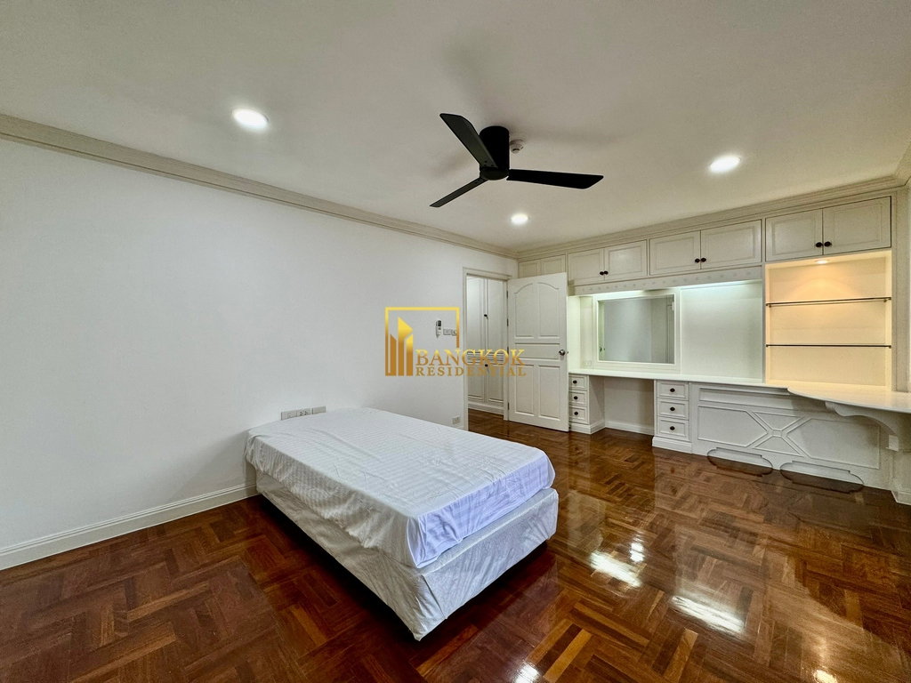 รูป Enormous 4 Bedroom Apartment Located in Phrom Phong Area - BR0765AP - รูปที่ 31/58