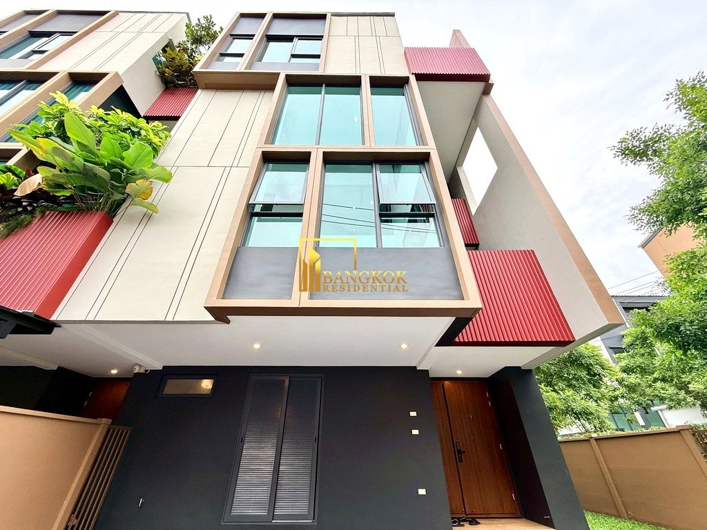 รูป Baan Klang Muang Classe | Modern 3 Bed Townhouse in On Nut - BR49066TH - รูปที่ 1/55
