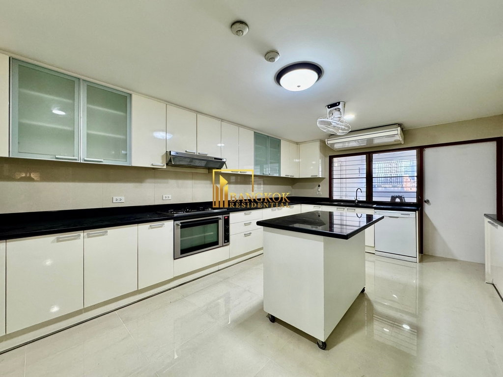 รูป Enormous 4 Bedroom Apartment Located in Phrom Phong Area - BR0765AP - รูปที่ 12/58