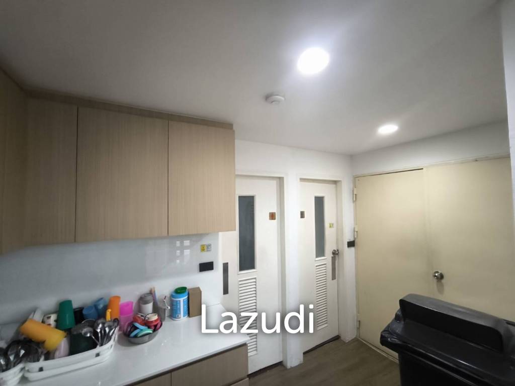 picture Modern Office with Panoramic Views in Khlong Toei - 8/10