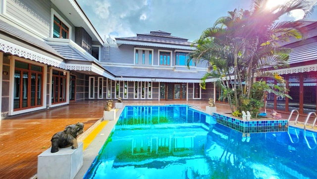 ชลบุรี ให้เช่าคฤหาสน์พูลวิลล่าหรุ 3 ชั้น 3ไร่ 2งาน พร้อมเรือนรับรอง 2 หลัง 802ตรม. โลตัส พนัสนิคม 1กม. กว้างมาก 7นอน 7น้ำ 10แอร์ พานทอง