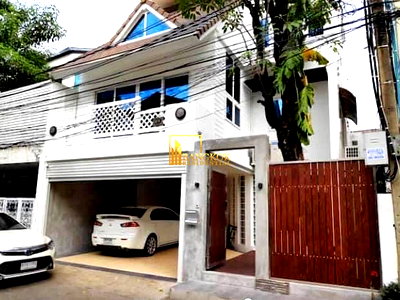 Houses for rent Rama 9 Road : Inviting 4 Bedroom House For Rent in Rama 9 - BR28120SH