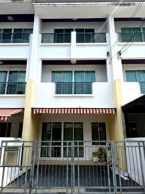 Townhouses for rent Lat Krabang : 3-story townhome, Baan Klang Muang Essence Wongwaen Lat Krabang Brand new house, ready to move in. 