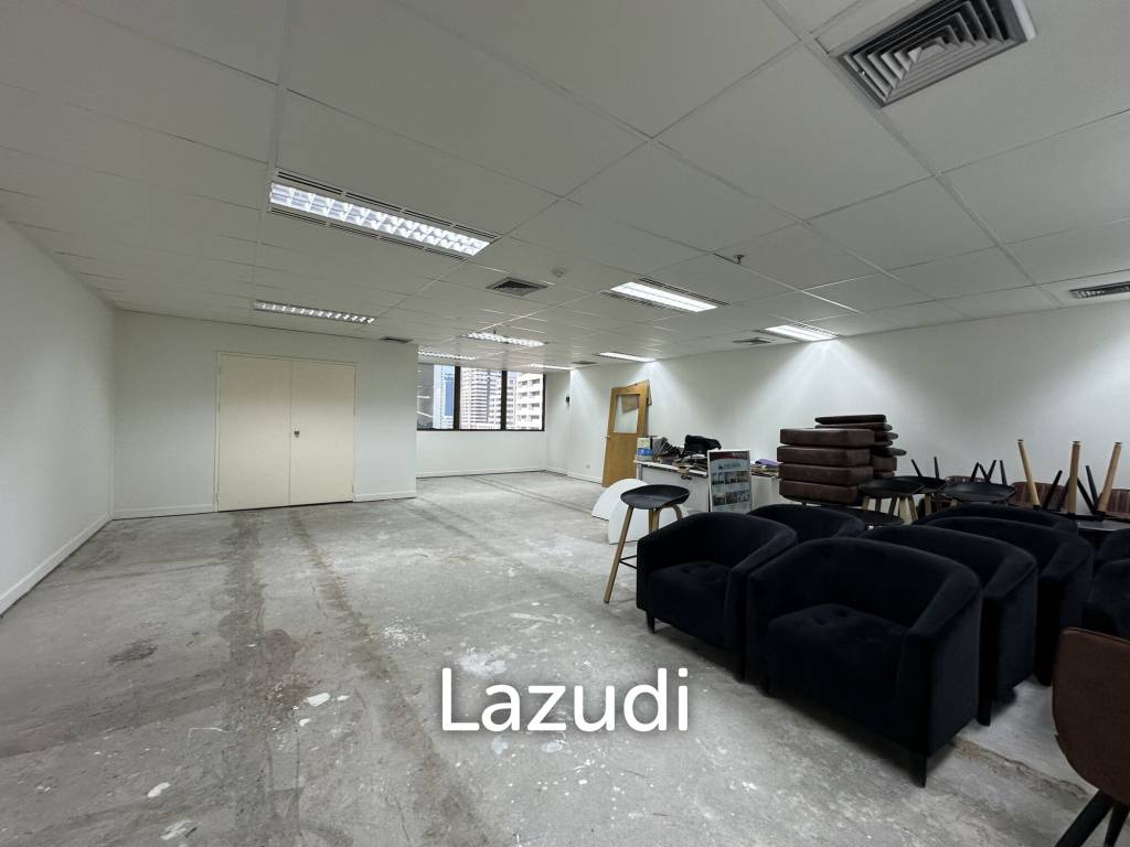 picture Spacious Unfurnished Office in Chartered Square Bangkok - 4/10