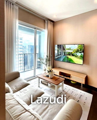 Condos for rent : High-Floor 55 sqm 2-Bed Condo at The Saint Residences Chatuchak Bangkok