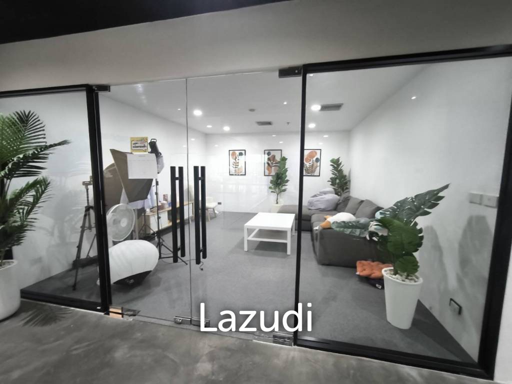 picture Modern Office with Panoramic Views in Khlong Toei - 5/10