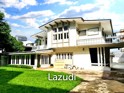 Houses for rent Big C Super Center Ekkamai : 4 Bed 4 Bath 650 SQ.M House in Soi Sukhumvit 44