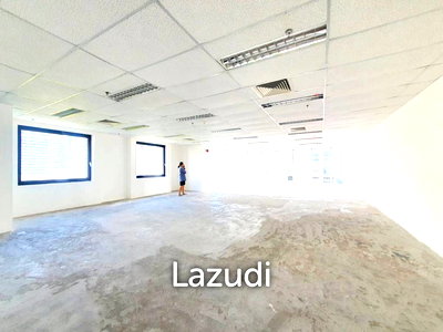 เช่าสำนักงาน วิทยาลัยอาชีวศึกษาเอี่ยมละออ : 229 SQ.M Office for Rent at 208 Bankok Building