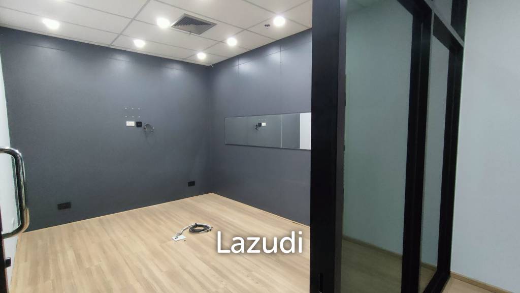 picture Partially Fitted Office Space for rent in Asoke - 3/5