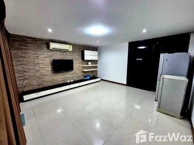 Townhouses for rent Bangkok : 3 Bedroom Townhouse for rent in Sam Sen Nai, Bangkok  6262707