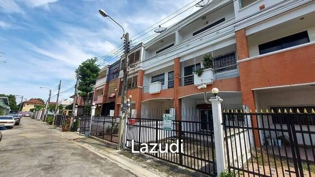 picture Luxury Home Office for rent in Phrakhanong - 1/13