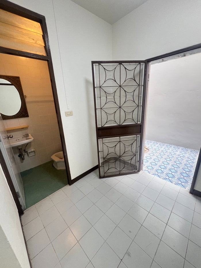 รูป รีโนเวทใหม่เอี่ยมเหมือนมือหนึ่ง! 🏡 ทาวน์เฮาส์ เสนาวิลล่า คู้บอน 27 บ้านสวยน่าอยู่ ทำเลดี ของกินเพียบ เพียง 10,000.- ✨ - รูปที่ 3/32