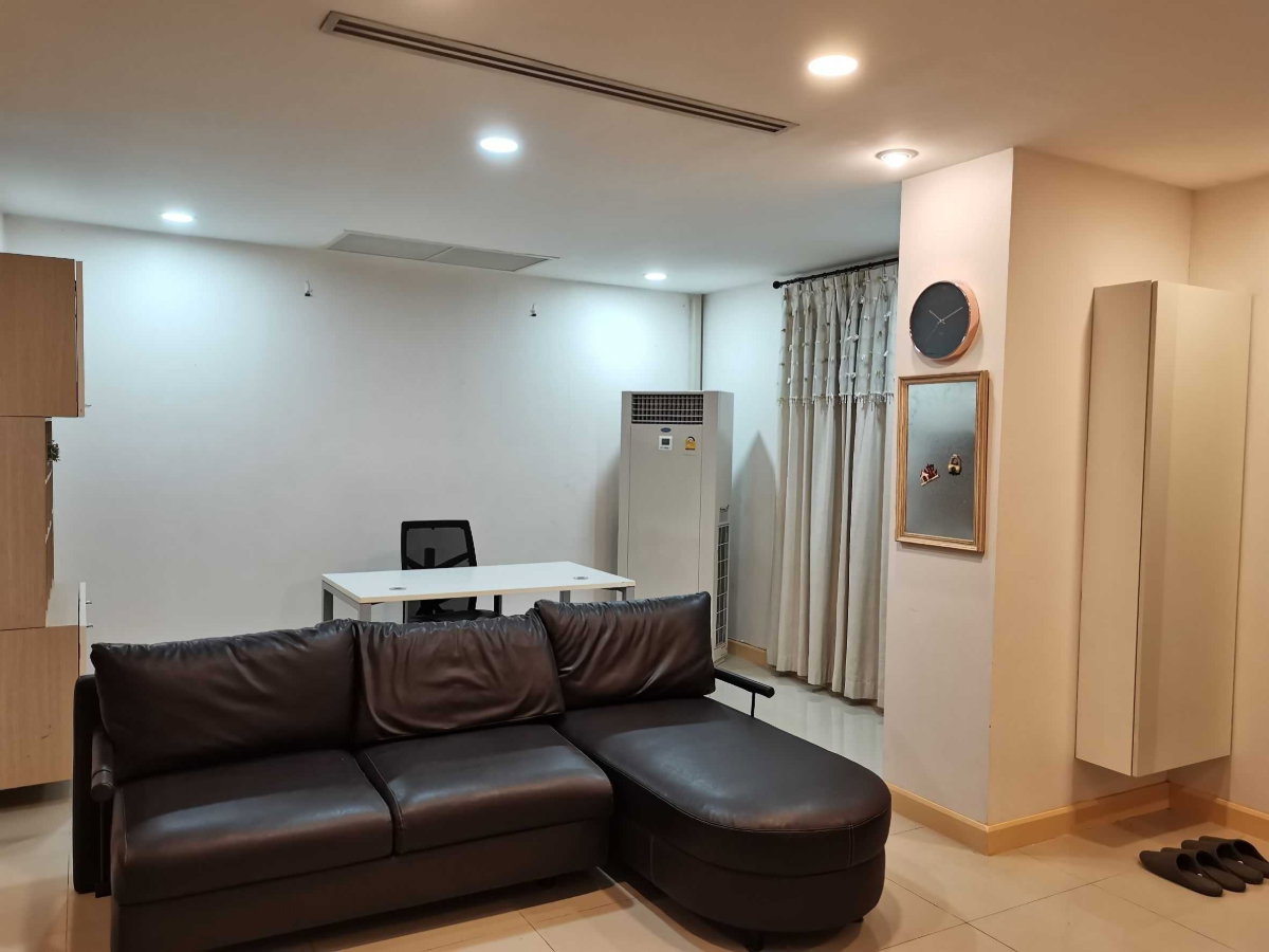 รูป Available for rent! Single house in Yu Chareon Village. 2 Bedroom with 2Bathroom  + 3 active parking lots. Ready to move in. - รูปที่ 2/19
