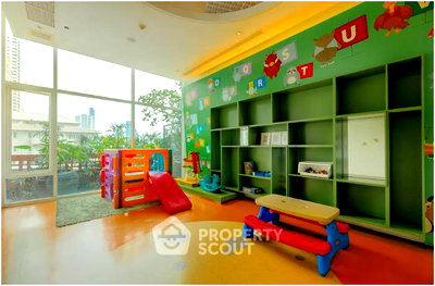 Condos for sale : 2-BR Condo at Fullerton Sukhumvit near BTS Ekkamai (ID 2906611)
