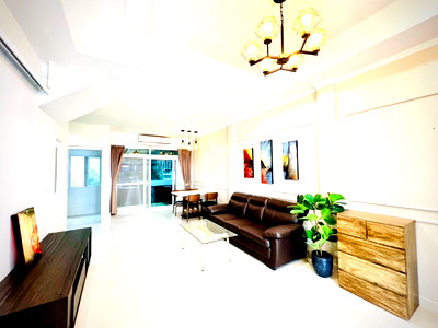 Townhouses for rent Bangna Commercial College : 🏡 FOR RENT! Beautiful Townhome Just 300 meters to the Yellow Line MRT Near Paradise Park, SuanLuang Rama 9 , A modern 3-storey townhome