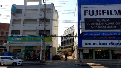 Shophouses for sale Ban Khaek Intersection, Phitsanulok : Commercial Building in Phitsanulok. Prime Location, Ideal for Clinic / Education Business