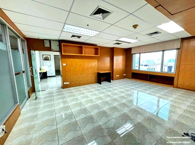 Office for sale Bangkok : Office space for sale in Forum Tower 2. Total area 43 + 50 sq.m. Only 4.2 million baht.