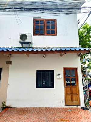 Twin houses for rent Bangkok : House for rent, Soi Theplila 25, near Town in Town. Accessible via multiple routes, including the Ramintra Expressway and the Huai Khwang/Ratchada 